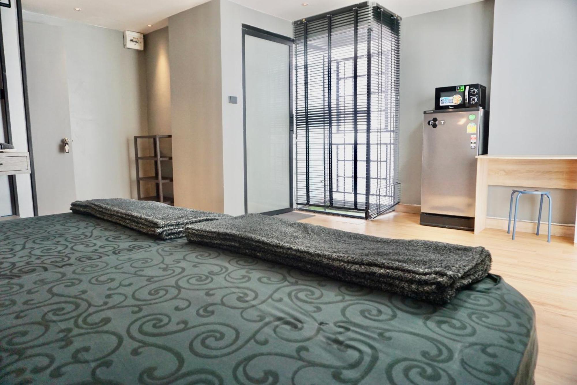 Hip And Funky Apartment Silom Soi 3, With Rooftop View กรุงเทพมหานคร ภายนอก รูปภาพ